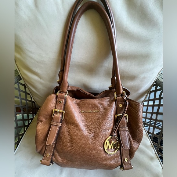 Gorgeous MK brown pebbled leather shoulder bag with gold accents - Picture 2 of 12
